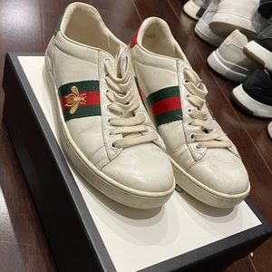 Gucci bee sneakers